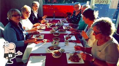 Installez-vous à l'une des tables de Jammra