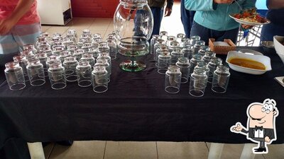 Sente em uma das mesas no Restaurante Tempero Caseiro