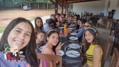 Sente em uma das mesas no Rui do Peixe