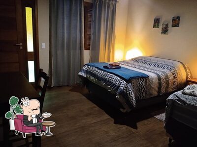 Sente em uma das mesas no Sítio Espinheiro Negro