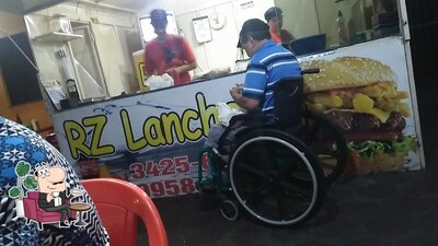 Sente em uma das mesas no RZ LANCHES