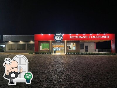 Desfrute da vista da área externa do Restaurante Parada 323