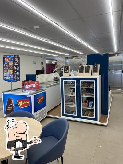 Sente em uma das mesas no Mada’s Cafeteria