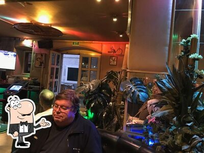 Siediti a un tavolo di Caffè Bar Li