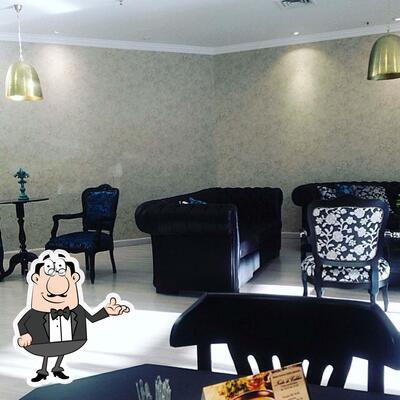 Sente em uma das mesas no Pizza Rock bar