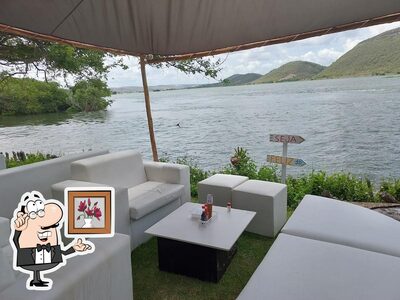 Sente em uma das mesas no Mangangá Bar e Restaurante