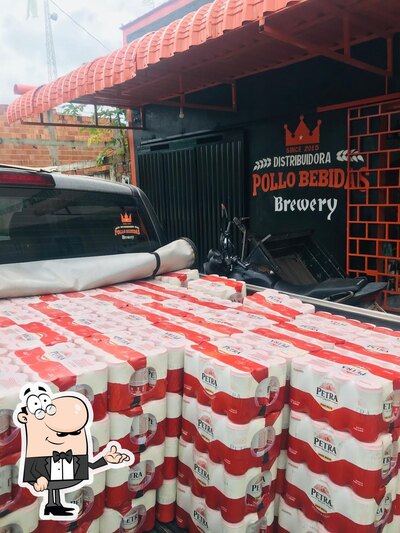 Sente em uma das mesas no Pollo Bebidas