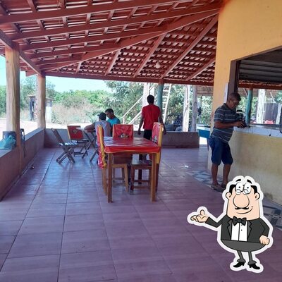 Sente em uma das mesas no Restaurante BR da PA 150