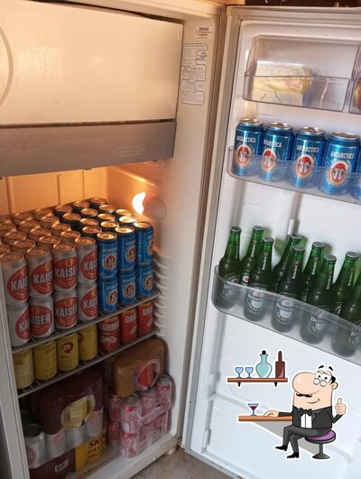 Sente em uma das mesas no Mogico's Bar