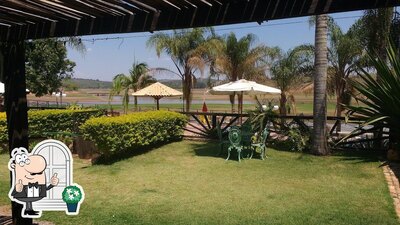 Você pode espairecer no na área externa do Restaurante Canoas