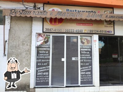 Sente em uma das mesas no Restaurante e Marmitex Silva