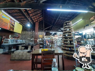 Sente em uma das mesas no Restaurante e Lanchonete Linguica no Pão Bom Jesus