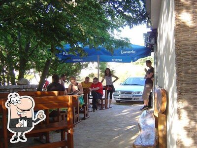 Installez-vous à l'une des tables de Imbiss Baderna