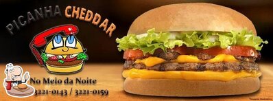Deguste um dos hambúrgueres disponíveis no No Meio da Noite