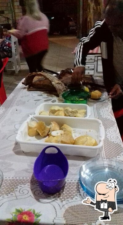 Sente em uma das mesas no Quiosque dos Amigos