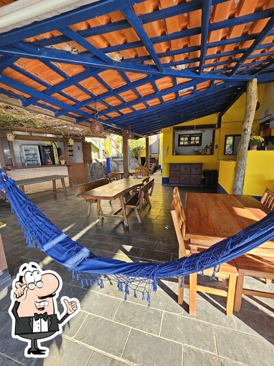 Sente em uma das mesas no Porto do Engenho