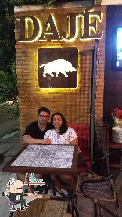 O interior do Dajé Carnes e Pizzas