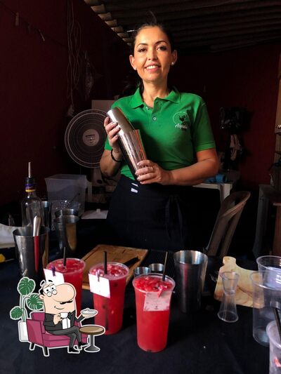 Sente em uma das mesas no Aquele Drink