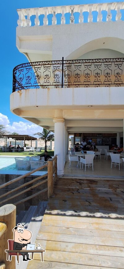 Sente em uma das mesas no Positano Lounge beach - Canoa Quebrada