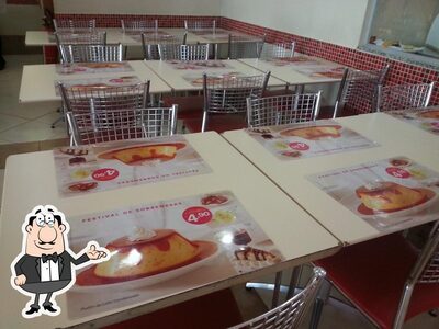 Sente em uma das mesas no Habib's Taguatinga Shopping