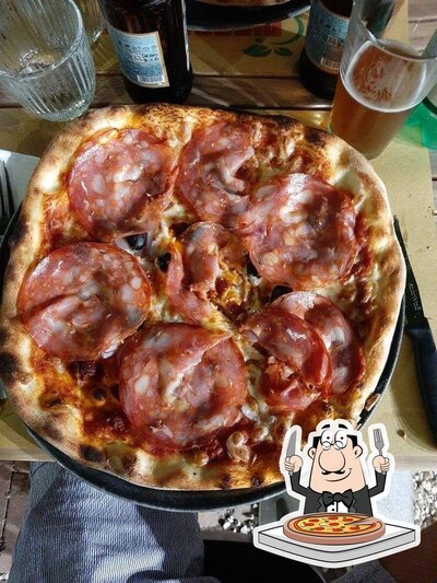 A Osteria Centotre, puoi prenderti una bella pizza