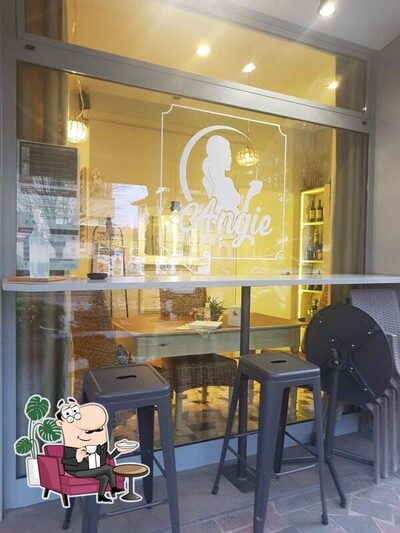 Siediti a un tavolo di Bar Angiecafè