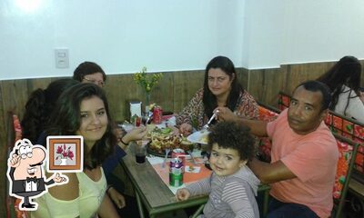 Sente em uma das mesas no Botequinho do Mileer