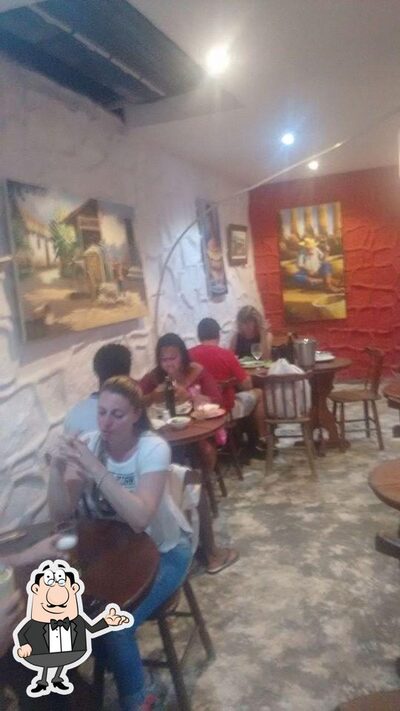 Sente em uma das mesas no Pizzaria borges