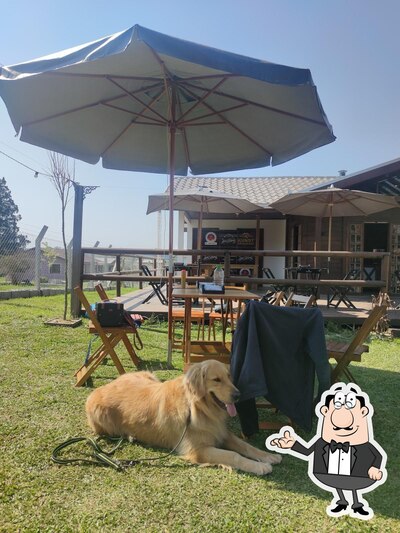 Sente em uma das mesas no Bier & Döner