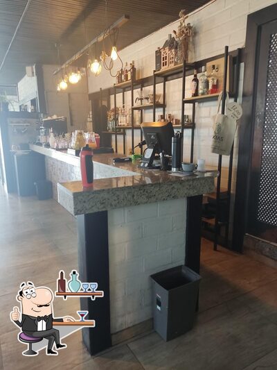 Sente em uma das mesas no Caxias Eco - Gastronomia Sustentável