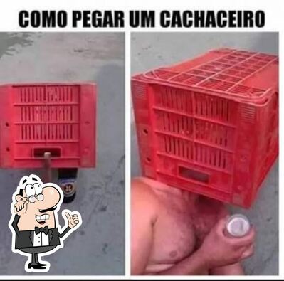 Sente em uma das mesas no Capeta da Praia