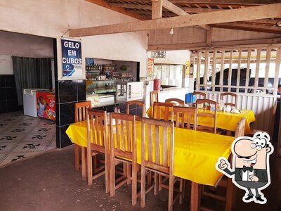 Sente em uma das mesas no Trindade Restaurante