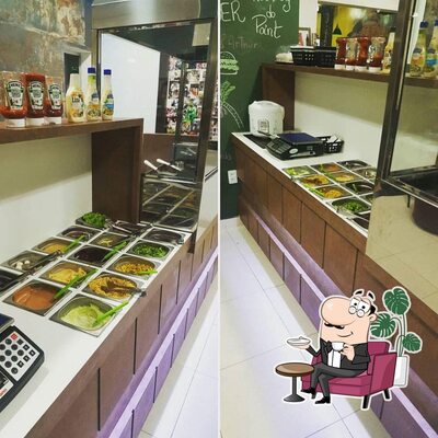 Sente em uma das mesas no Point burguer