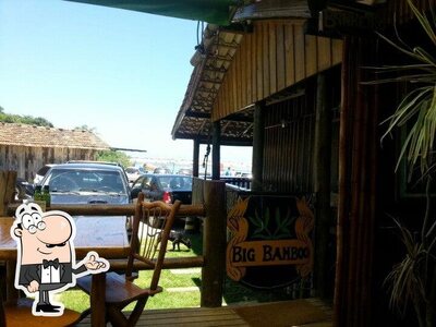 Sente em uma das mesas no Big Bamboo - Ecogastronomia