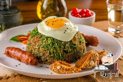 Sente em uma das mesas no Limoeiro - Restaurante E Empório