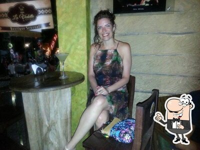 Sente em uma das mesas no Boobalai Resto Bar