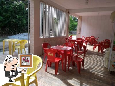 Sente em uma das mesas no Restaurante do Careca