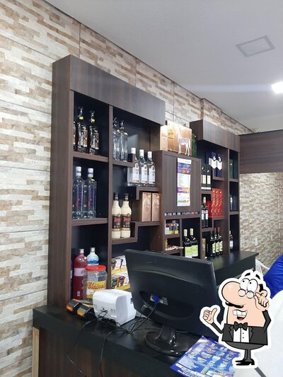 Sente em uma das mesas no Distribuidora Tôa Tôa