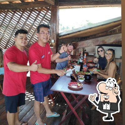 Sente em uma das mesas no Léo da Beira Rio