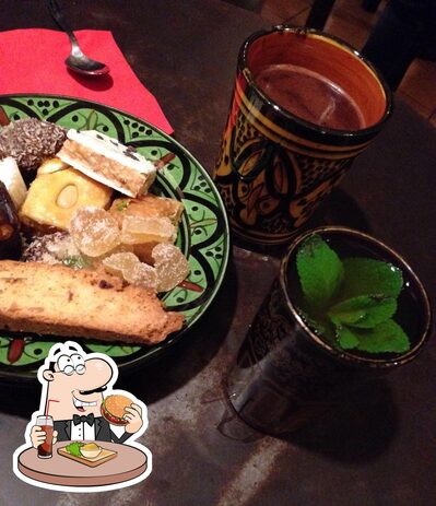 Prova uno dei tipi di hamburger serviti al pub & bar Hafa Storie