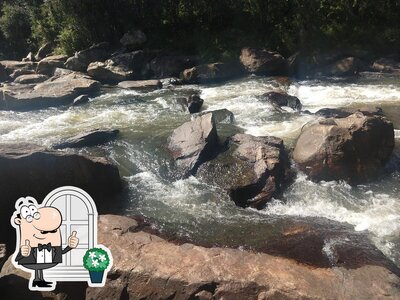 Você pode espairecer no na área externa do Cachoeira do Tico