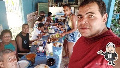 Sente em uma das mesas no Restaurante do Orelha