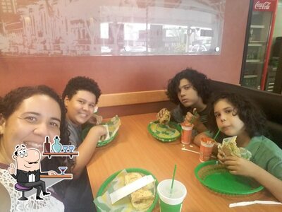 Sente em uma das mesas no Subway