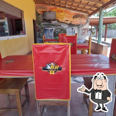 Sente em uma das mesas no Restaurante BR da PA 150