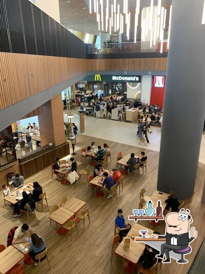 Siediti a un tavolo di KFC