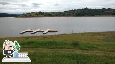 Desfrute da vista da área externa do Restaurante Canoas