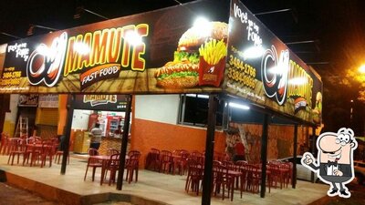Sente em uma das mesas no Mamute Fast Food