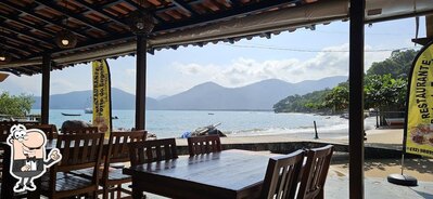 Sente em uma das mesas no Porto do Engenho