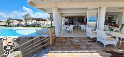 Sente em uma das mesas no Positano Lounge beach - Canoa Quebrada