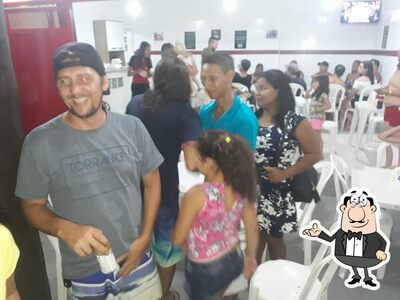 Sente em uma das mesas no Thacafe Lanches